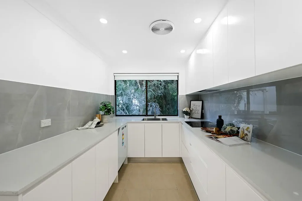Epping 3房 全新翻新内饰 空间宽敞 临近Epping车站 餐饮便利 主卧套带阳台 双车库 大洗衣房 优质学区房 Elevated with leafy outlook