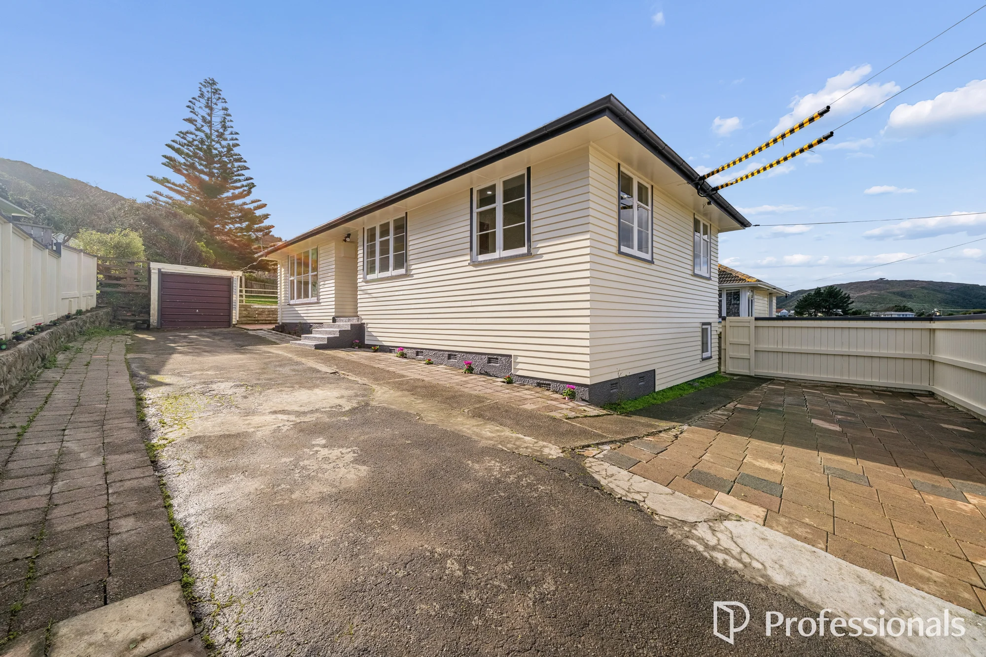 Tawa 3Habitaciones Classic 1960's Treasure - Highly Sought After!
