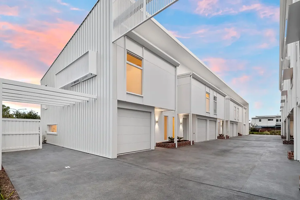 STUNNING BIRTINYA TOWNHOUSE