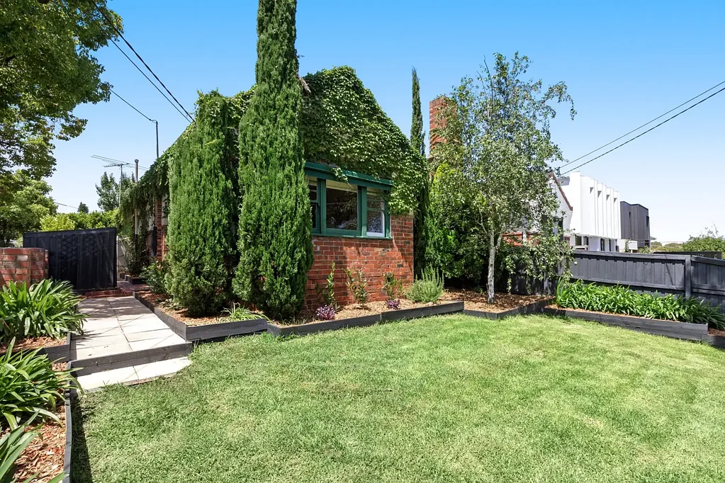 Art Deco Dreams -An Enchanting Duplex with Charm and Sunlight!