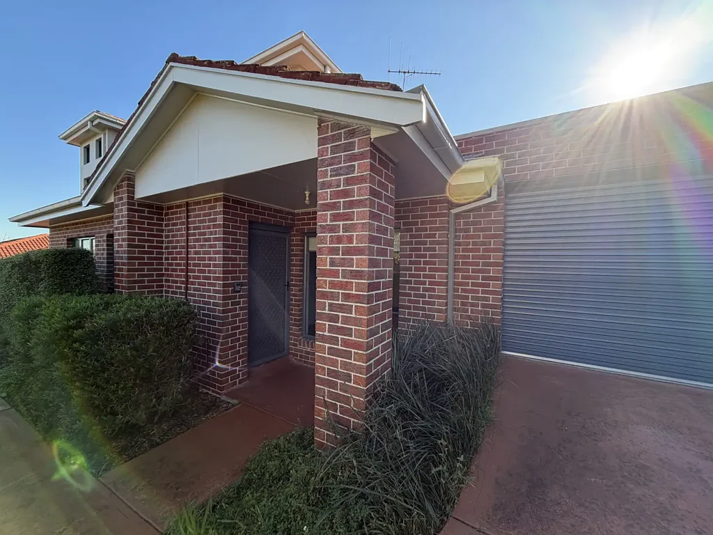 IMMACULATE TOWN RESIDENCE IN CHADSTONE
