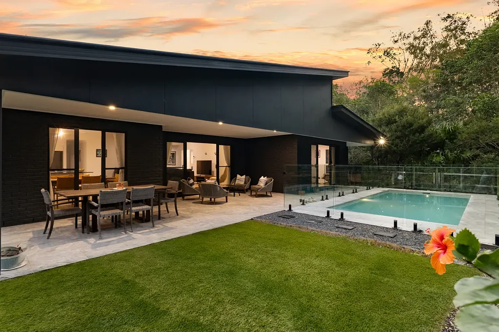 Noosaville 4ห้องนอน Some Homes Don't Ask for Your Attention. They Simply Hold It.