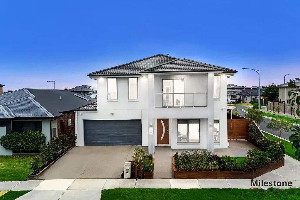 Cranbourne East 6 Bedroom North Facing Luxury Living Awaits: Magnificent 6-Bedroom, 3-Bathroom with Designer Kitchen, Expansive Living Spaces, and Stunning Views!