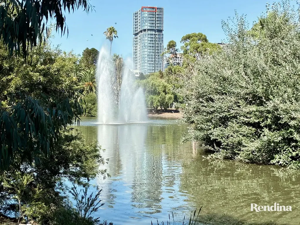 Moonee Ponds 2房 顶层景观无遮挡 东北朝向采光佳 设计师厨房娱乐佳 豪华主卧带套间 高端设施享私密 Sweeping Panaromic Views Bathed In Luxury