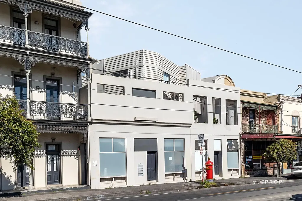 Fitzroy North 2房 建筑师设计联排 现代精致低维护 私人庭院采光佳 Merri Creek步道近 音乐艺术场景优 街道外停车安全 精品楼群享隐私 电车购物皆便利 Stylish Inner-North Retreat – One of Just Four