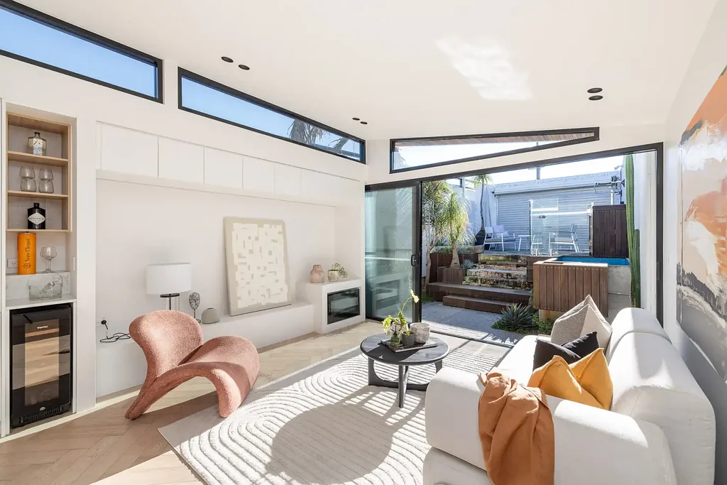 Sydenham 3 Slaapkamer Rebuilt Victorian home with north-facing poolside courtyard