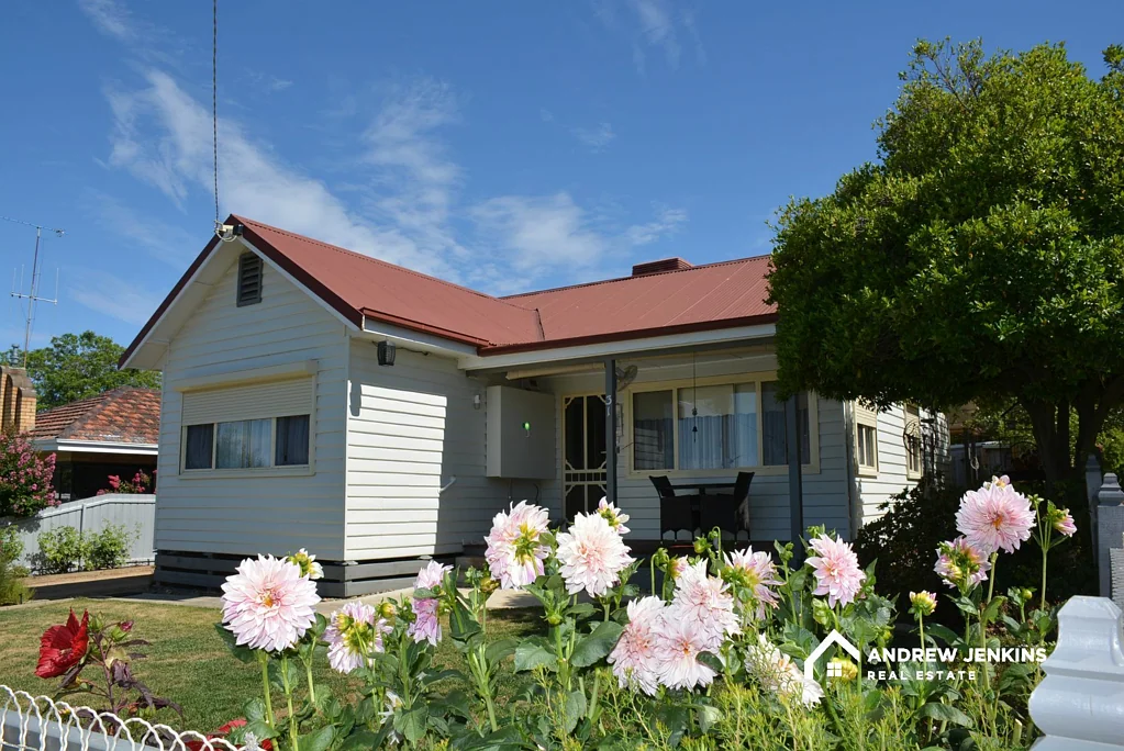Cobram 2 Bedroom Charming Elevated Home ~ Close to the Murray River!
