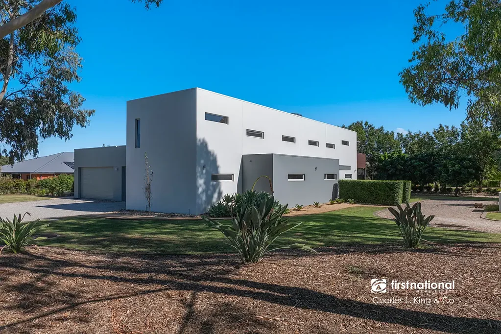 Moama 4房  Lake Views with Extensive Garaging