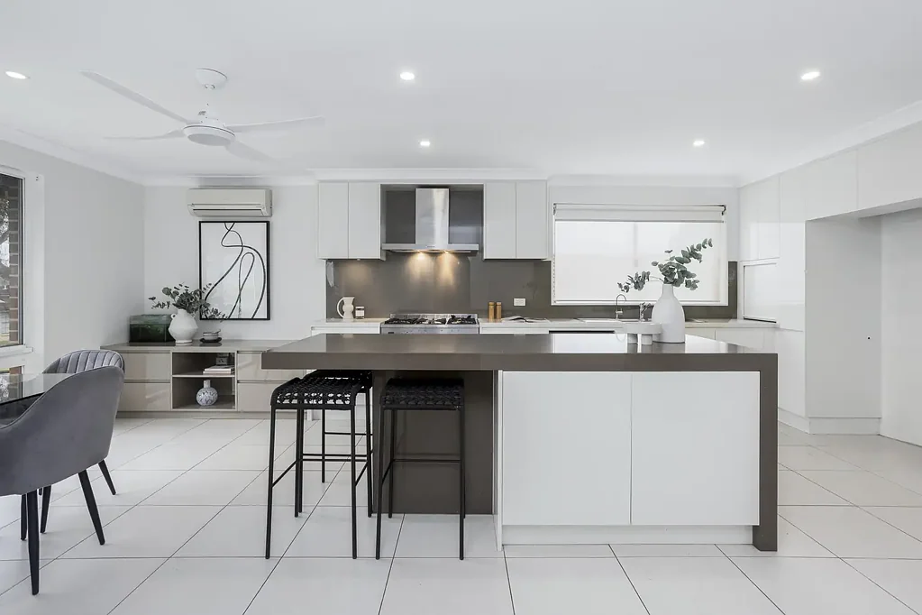 Woronora Heights 5બેડરૂમ FREEDOM.