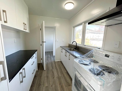 Spacious 2 Bedrooms Brick & Tile