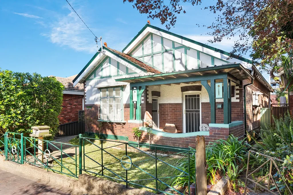 Marrickville 3कमरा Tightly-held character home in prime Marrickville pocket