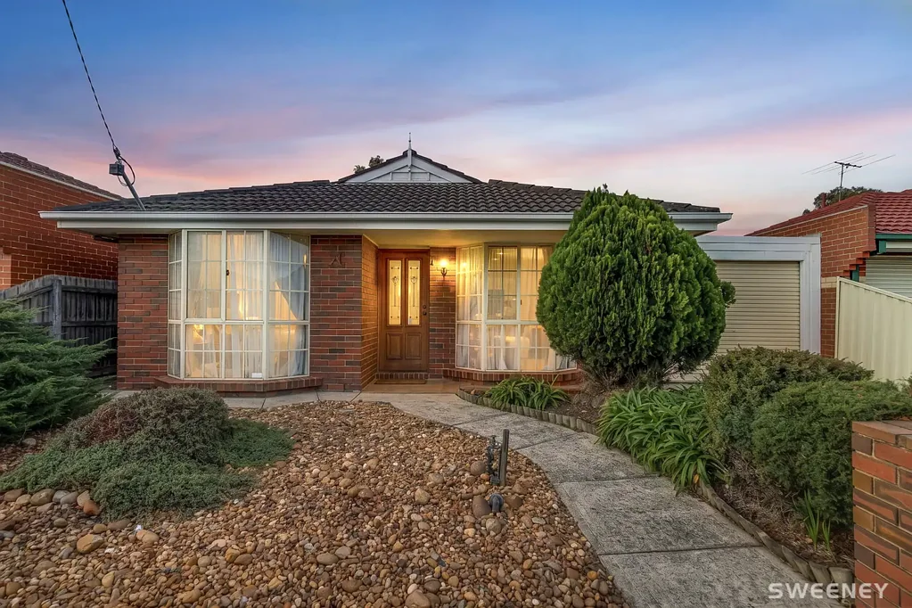Altona Meadows 3房 翻新风格、卓越空间，适合家庭！ Renovated Style, Exceptional Space and Family Appeal!