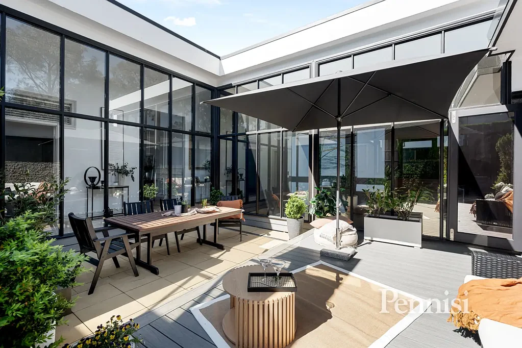 Essendon 4房 历史悠久的家族宅邸 精心修复的现代平衡 宽敞卧室与奢华主卧 高挑天花板与精致浴室 自然采光充沛的客厅 精美厨房与宽敞庭院 优质木材地板与庭院 稀有蓝筹地段的魅力 Private Sale - Proudly Offered by Pennisi