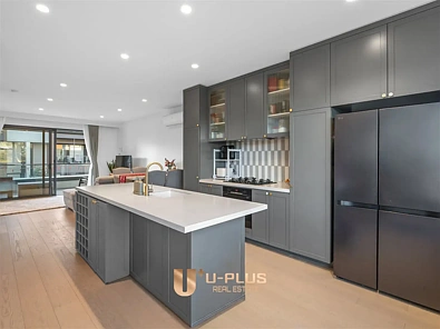 Glen Waverley 3房 现代三层住宅，双入口，灵活生活方式，魅力无限 Contemporary Three-Level Living with Dual Access & Flexible Lifestyle Appeal