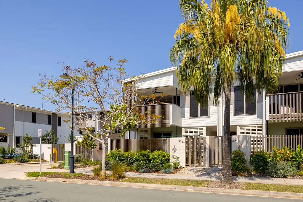 Newport 3部屋 ELEGANT COASTAL LIVING IN SOUGHT-AFTER GATED ADDRESS