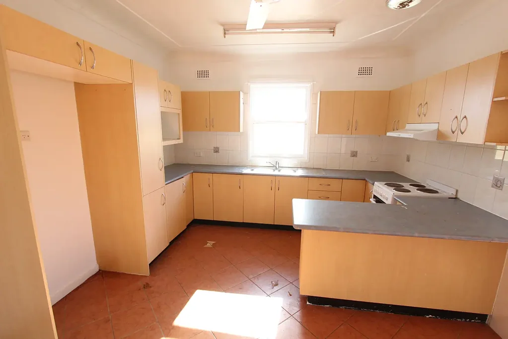 WALKING DISTANCE TO CASULA MALL