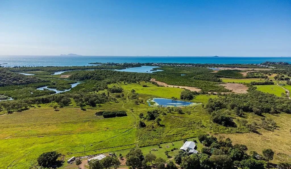 Sarina Beach 4房  Rare Coastal Acreage with Stunning Views