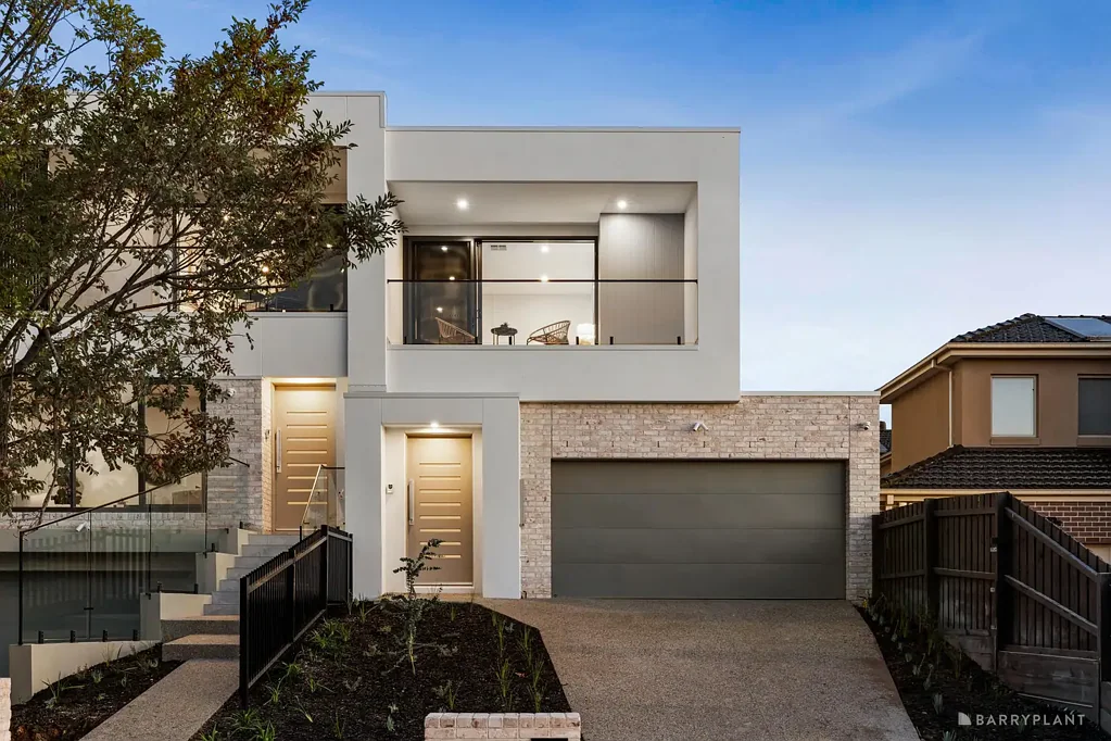 Templestowe Lower 5房 双层平面图宽敞  Engineered timber flooring 高天花板  五星级厨房 Stone Island bench  Bosch appliances  walk-in pantry  自然光充沛  酒店式 en-suite 内部 lift  私人阳台  Low-E glass 双层玻璃  遮盖式户外娱乐区  ducted heating and cooling  步行可达学校商圈 Sophisticated Style and Contemporary Class Combined With Your Own Private Lift!