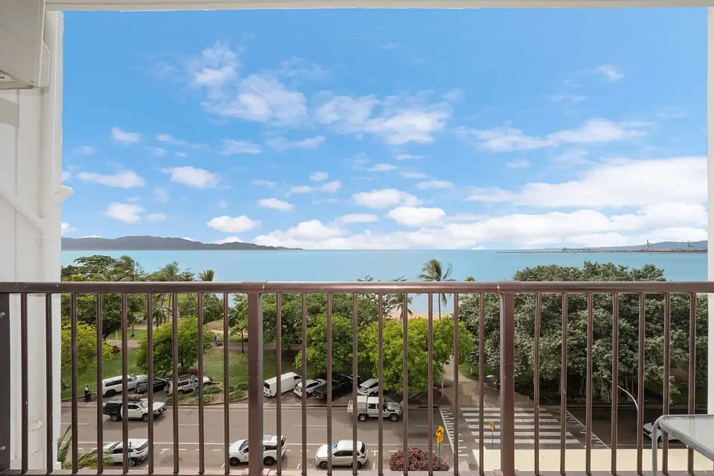 North Ward 1ห้องนอน Updated Coastal Retreat with Expansive Views