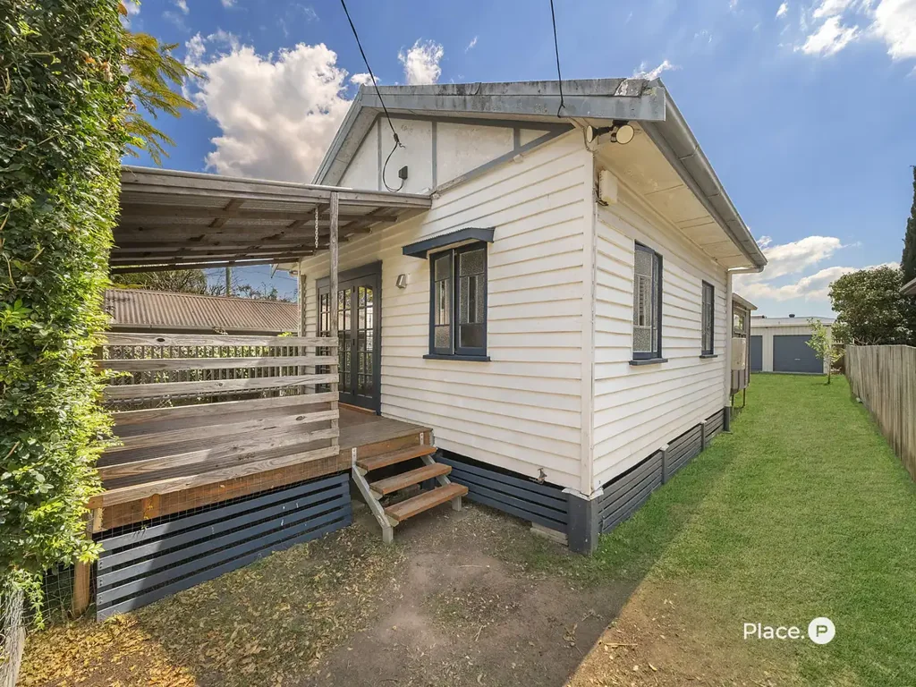 Woody Point 2 Slaapkamer Ripe for Renovation or the Perfect New Build in a Spectacular Location!