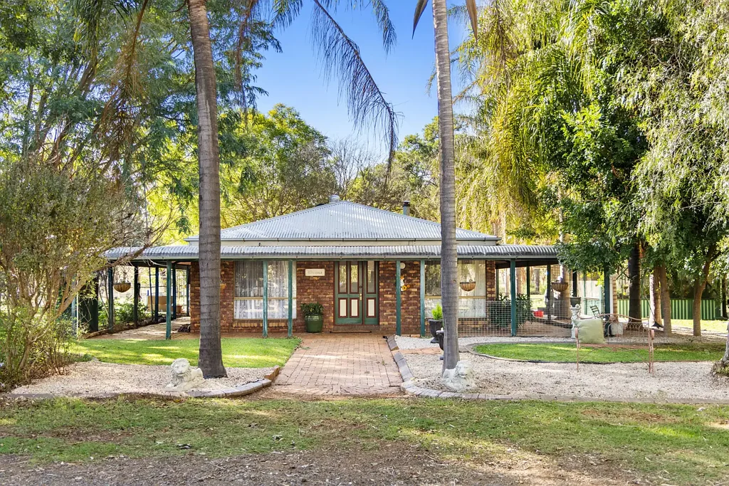 Oakey 3房  Country Character & Creek Frontage on 3.92 Acres