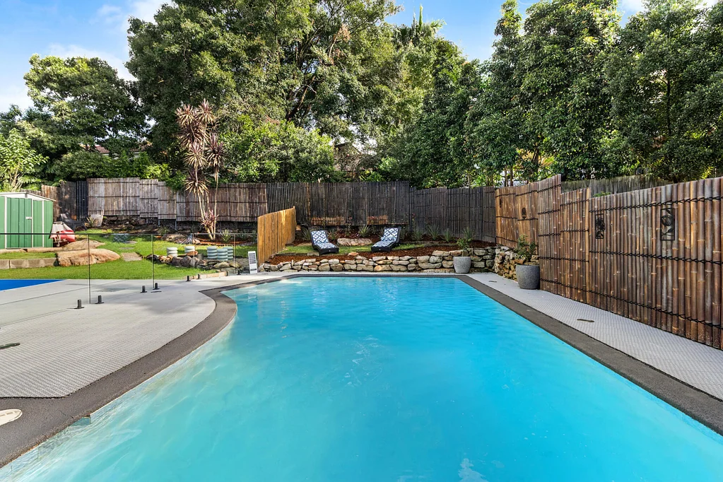 Turramurra 5બેડરૂમ Experience the best of both worlds. Offering easy access to public transport, yet perfectly paired with the privacy of a peaceful cul-de-sac setting