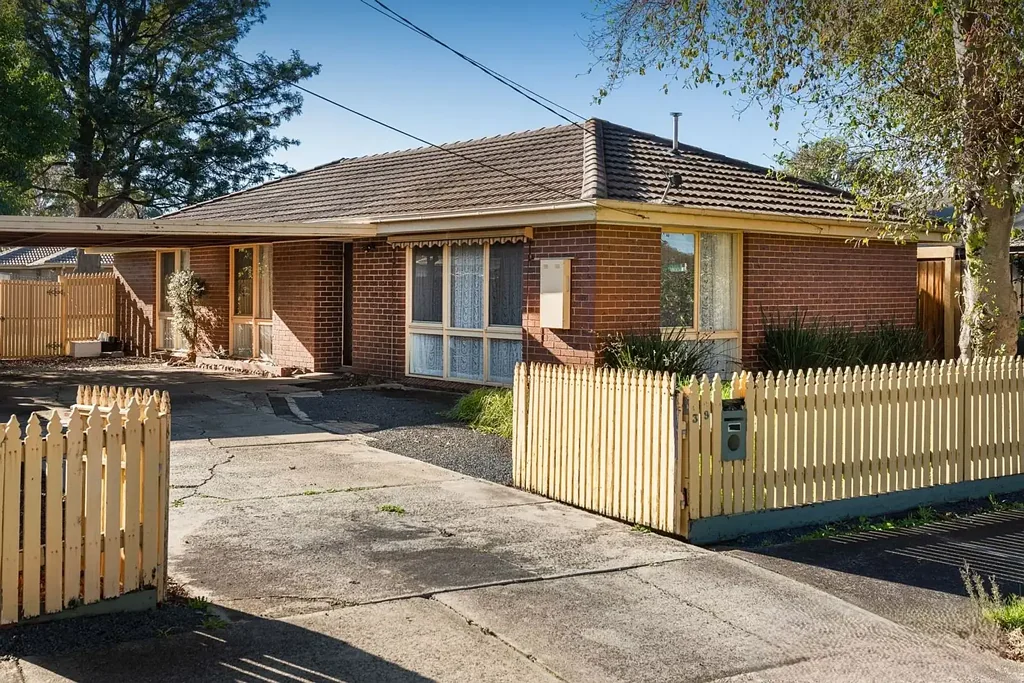 Walking distance to Hunt Club Shopping Centre!!