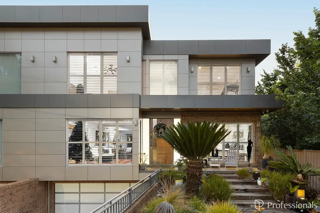 Keilor 4બેડરૂમ A One-of-a-Kind Tri-Level Masterpiece in the Village