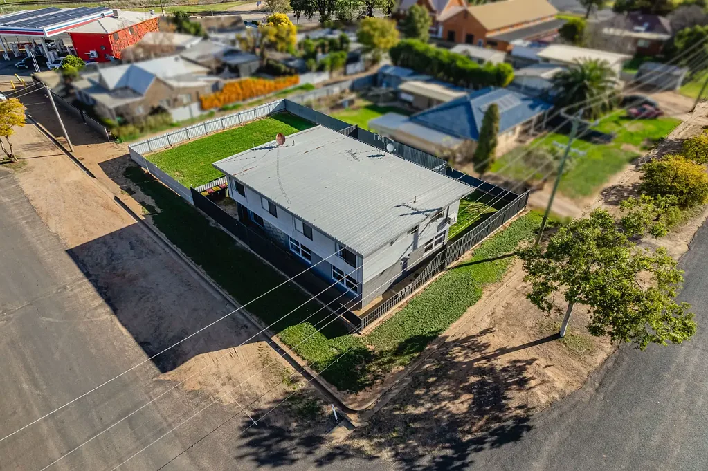 Narromine 7Kwarto FOUR RENOVATED UNITS - $65,000 P.A. GROSS INCOME + FURTHER POTENTIAL