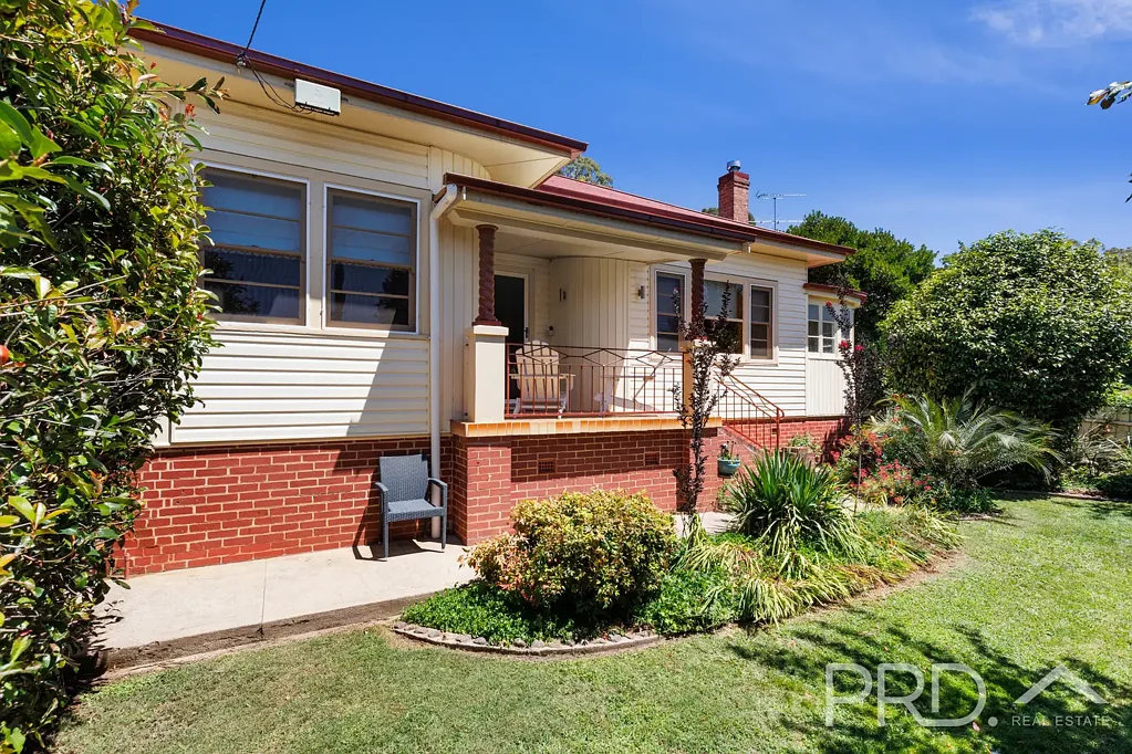 Batlow 4 Bedroom Charming Family Home in the Heart of Town!