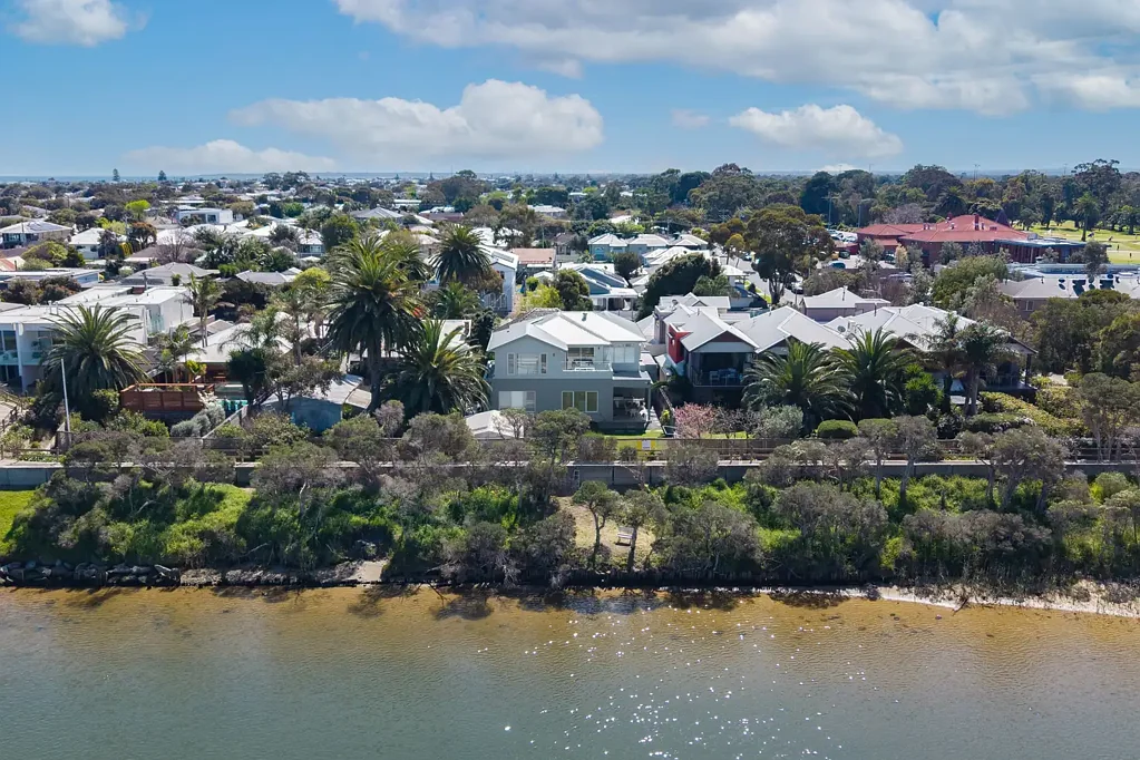 Bonbeach 4બેડરૂમ Stunning Waterfront Prized Family Home