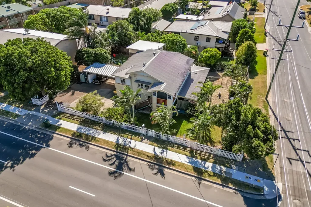 South Gladstone 3غرفة نوم The Brief:
Classic Queenslander Charm on a Prime Corner Block.