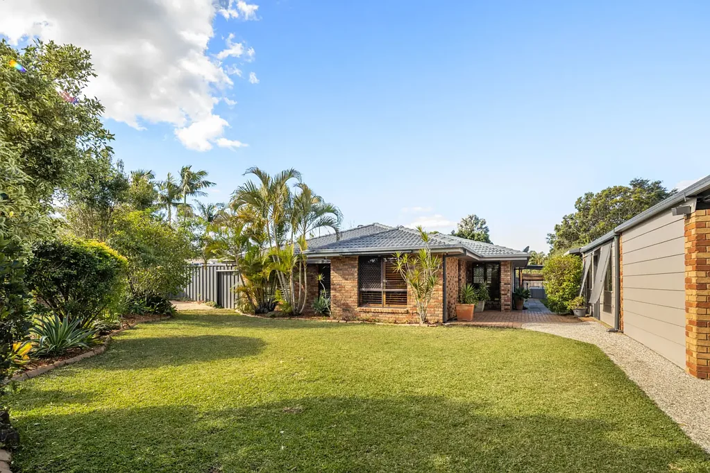 Karana Downs 5Kwarto Well loved family home with loads of extras !!