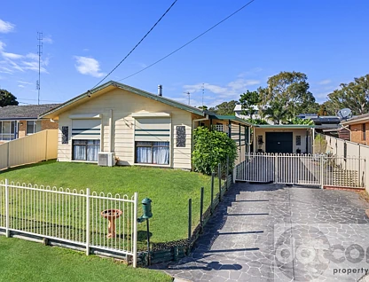 57 Campbell Parade, Mannering Park, NSW 2259, 3 Kuwarto, 1 Banyo, House