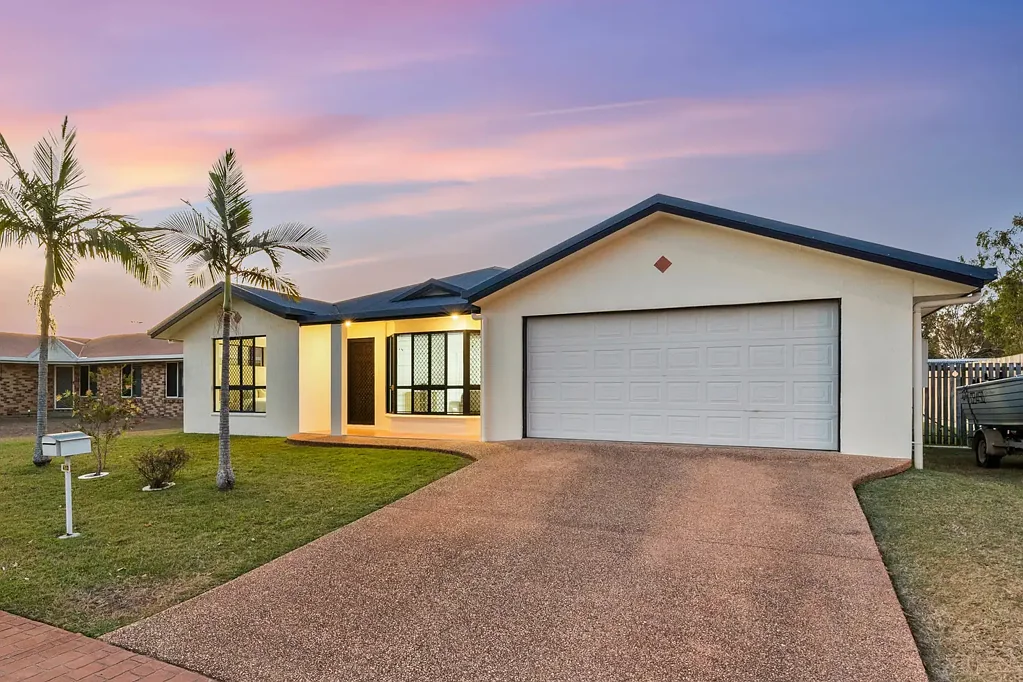 Norman Gardens 4બેડરૂમ Spacious Family Home with Side Access on a Fully Fenced Block