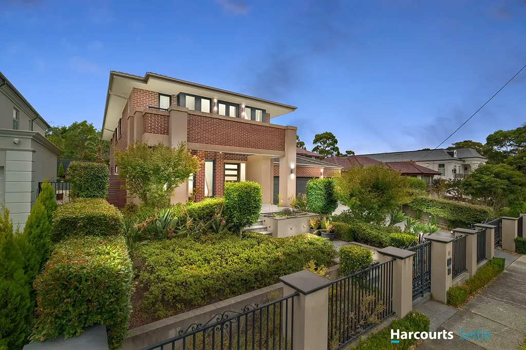Glen Waverley 5ห้องนอน Classic Home in Glen