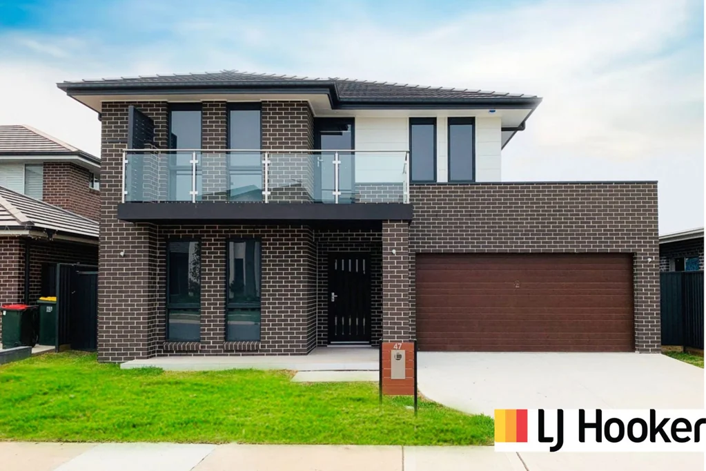 Beautiful 5 Bedroom Home - Walk to Shops!