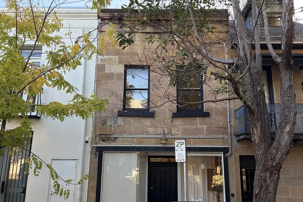 Darlinghurst 3房 市中心稀缺物业 两层半独立联排 混合用途潜力 批准阁楼改造 两层合规车库 灵活工作室空间 著名设计公司作品 交通餐饮公园近 Exclusive Off-Market Opportunity
175 Palmer Street, Darlinghurst NSW 2010