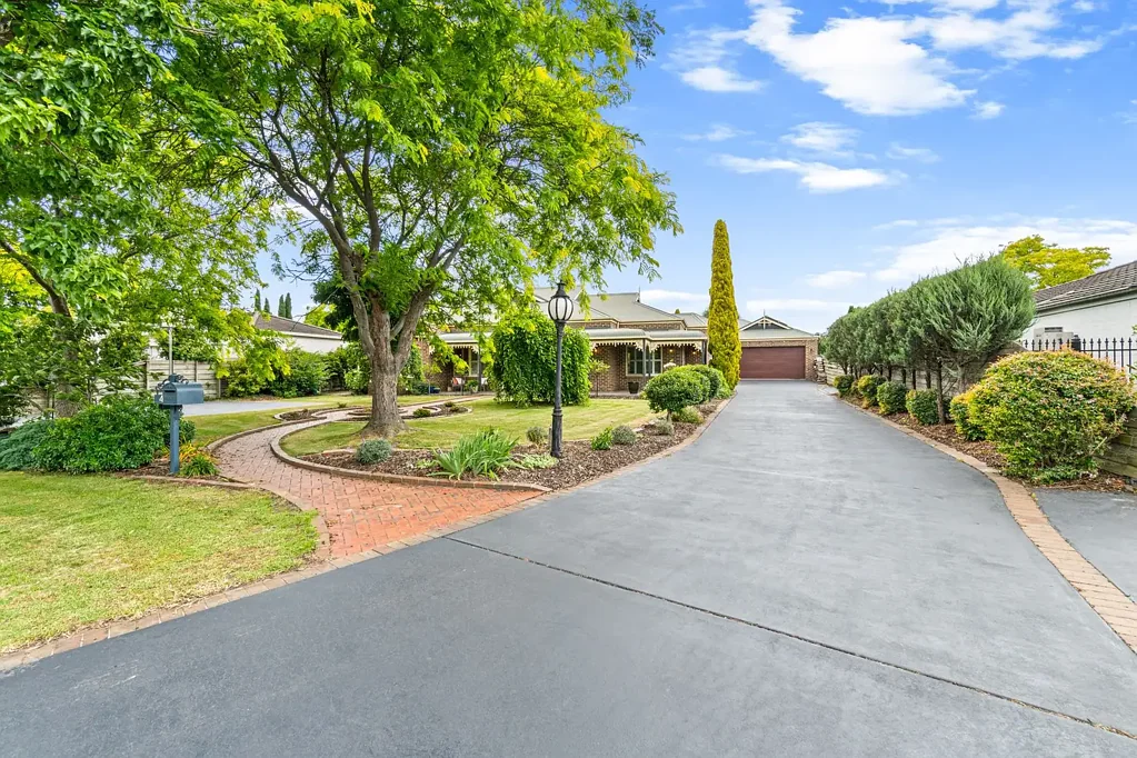 Traralgon 4 Bedroom Unparalleled Setting with Park views