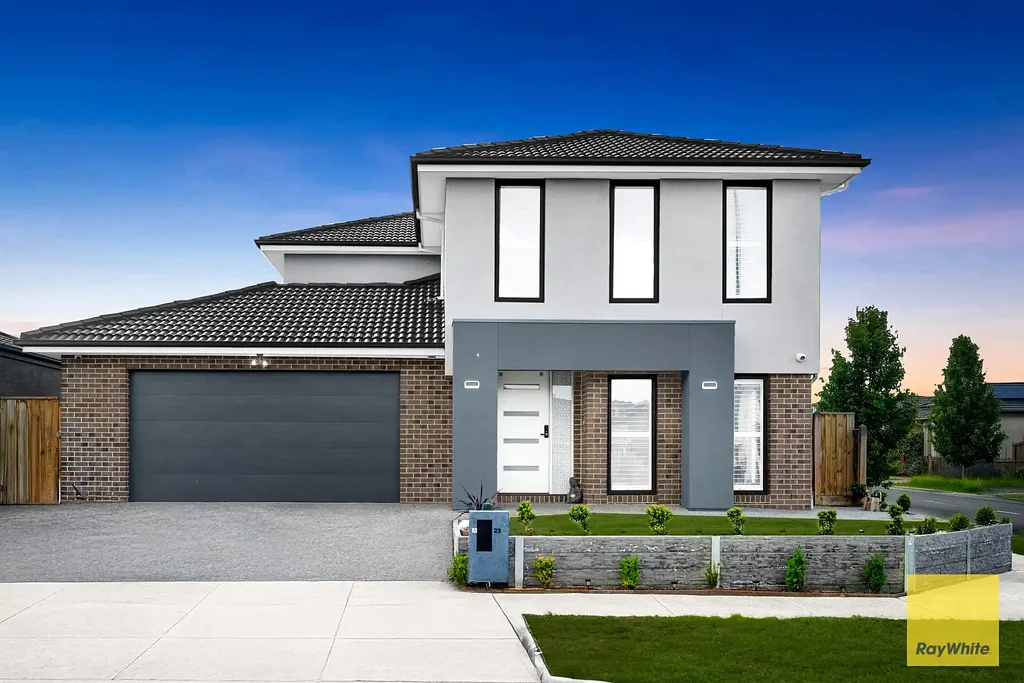 Rockbank 5房 现代设计典范 452㎡阔绰用地 五卧三卫奢配 Smeg高端电器 开放式厨餐客 双车库带通道 全屋中央冷暖 户外休闲佳境 Experience Luxury Living in the Heart of Rockbank