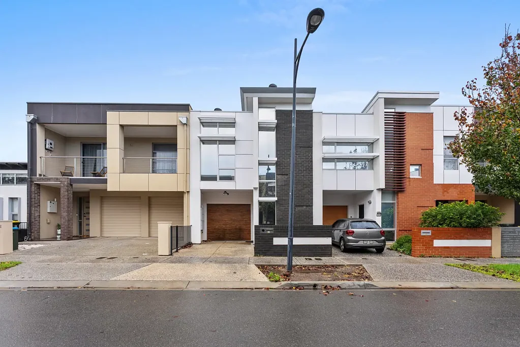 Unfurnished Low-Maintenance Residence in Convenient Lightsview Location