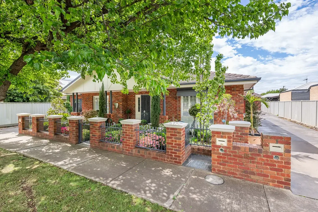 Shepparton 2Kwarto Charming Updated Townhouse in Prime Shepparton Location