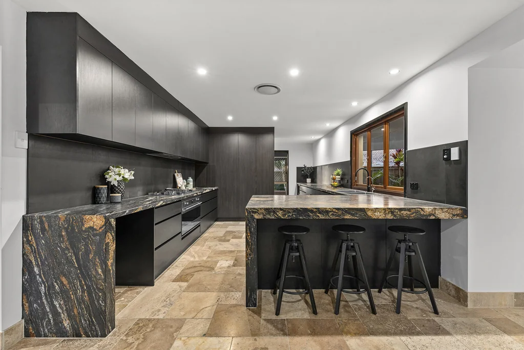 Sunnybank Hills 4房 距离 SBHSS 200 米的两层优质住宅 Two-Story Premium Home Conveniently Close to SBHSS