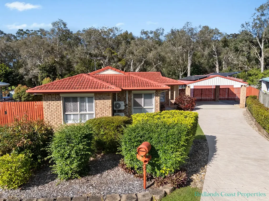 Victoria Point 3Moenga Family Living with a Peaceful Parkland Outlook