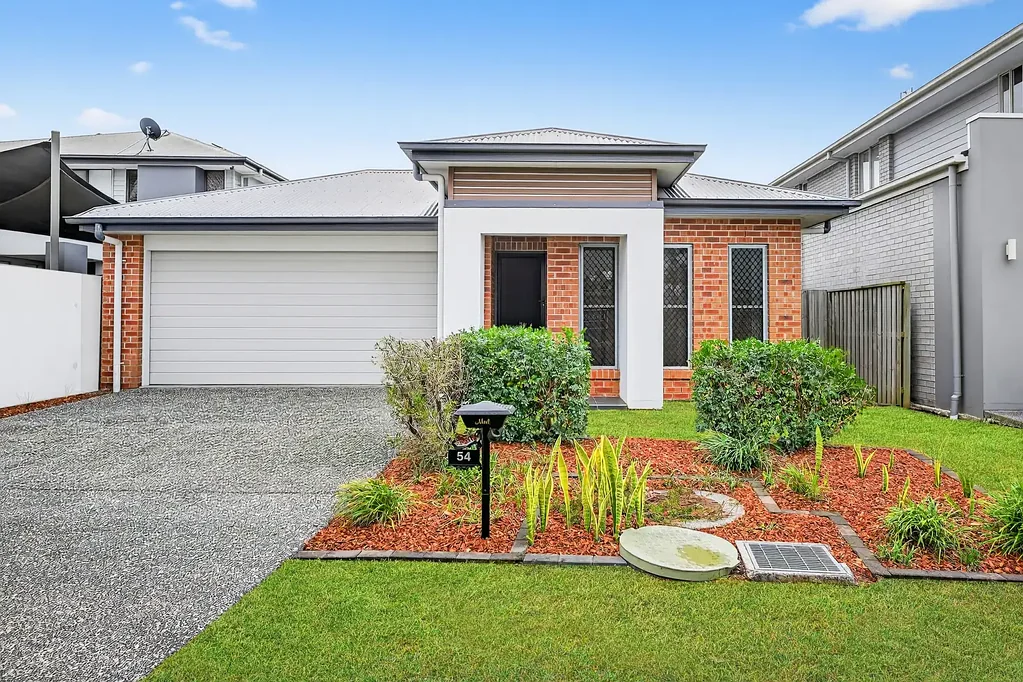 Hope Island 4 Bedroom Modern Single-Level Family Home in the Heart of Hope Island