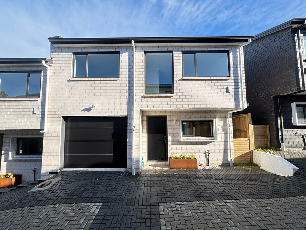 Step Into Sunny Style – Brand-New Townhouse Aw...
