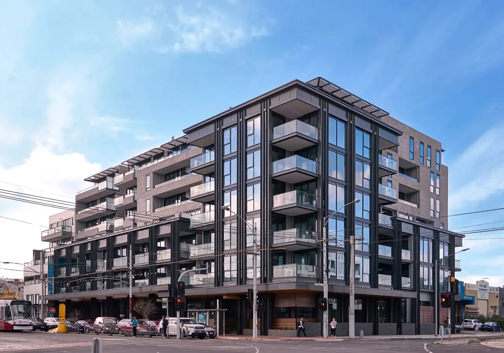 Superbly located 1 Bed 1 Bath 1 Car apartment with Study