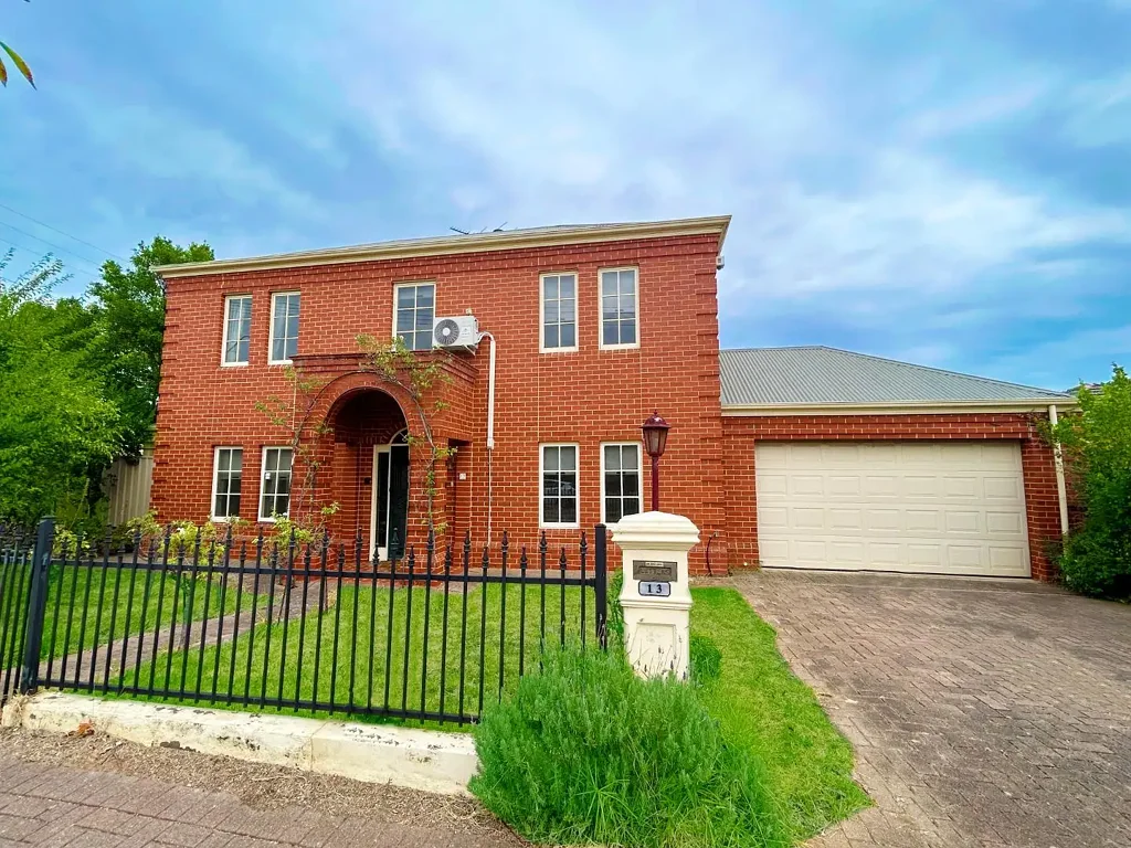 Fully Furnished Lifestyle Living in Blue-Chip Linden Park