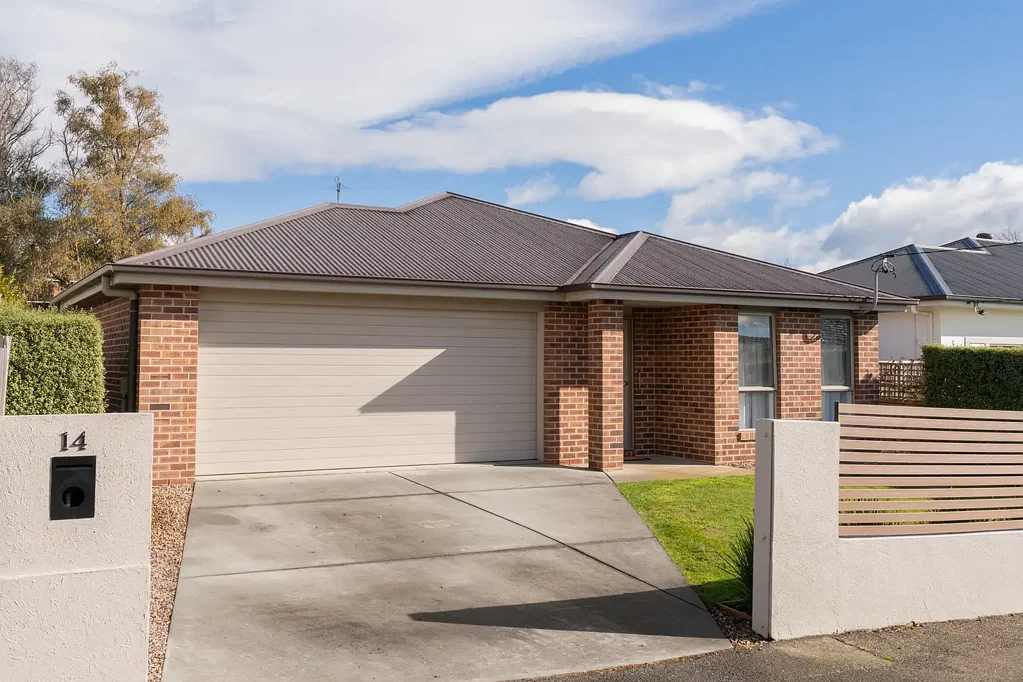 Newstead 4房  Multiple living rooms, flat accessbility, undercover alfresco area, established gardens within walking distance to Scotch Oakburn