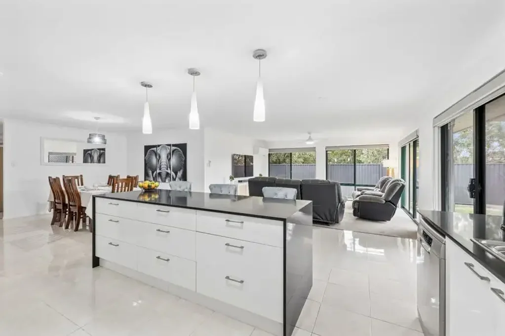 Narangba 4房 带多个起居空间的精美家庭住宅 Fully Renovated Family Home with Pool!